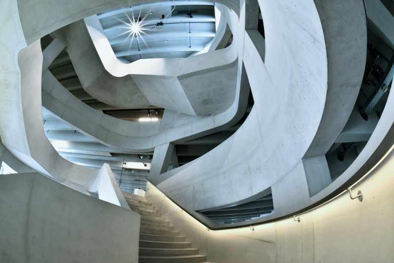 Eindrücklich geschwungene Treppe als attraktive Begegnungszone sulserag_elemente_Stützen_Deckenelemente_Fassadenelemente_schalungsglatt_medienhaus_somedia_chur_2.jpg