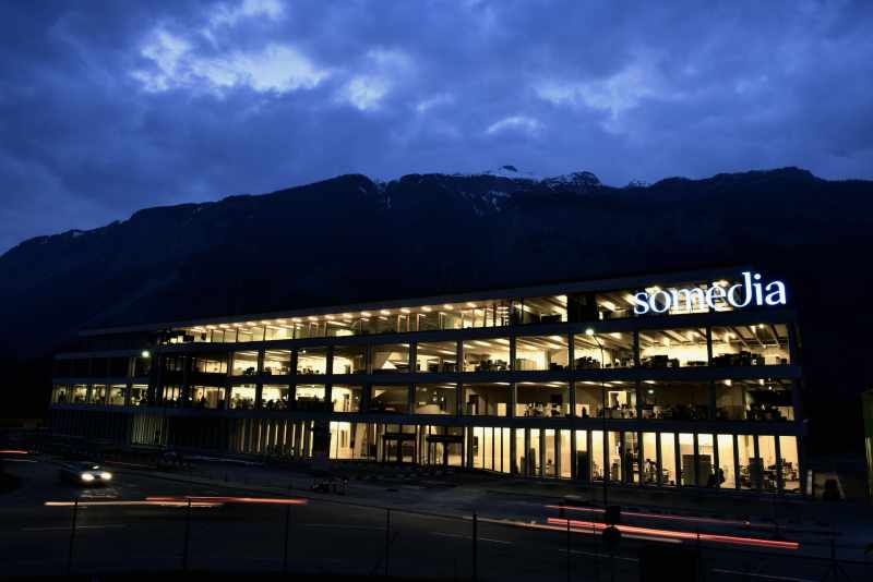 Raster der Stützen und Decken zieht sich durch die Glasfassade hindurch sulserag_elemente_Stützen_Deckenelemente_Fassadenelemente_schalungsglatt_medienhaus_somedia_chur_3.jpg