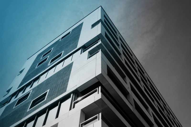 Geometrisch perfekt sulserdesign_Fassadenelemente_schalungsglatt_wohnhochhaus_hirzenbach_zuerich_1.jpg