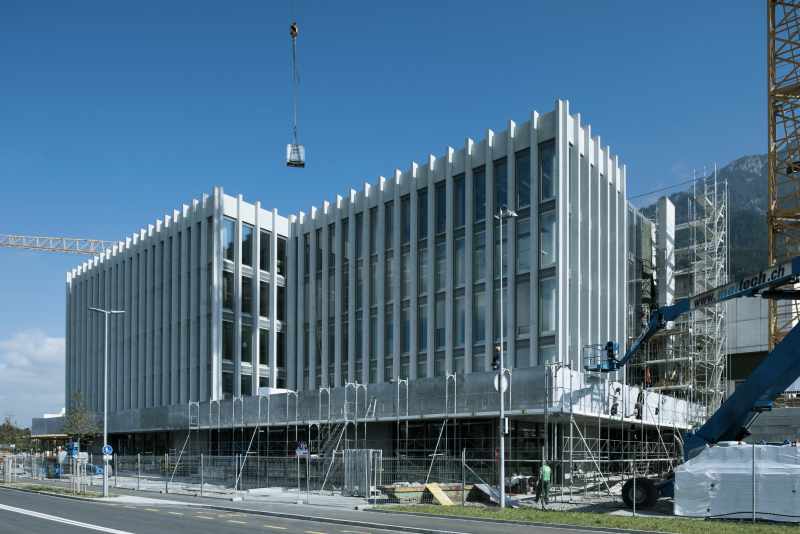 Montage unter laufendem Betrieb sulsertotal_vorgehängte_fassadenelemente_verwaltungsgebaeude_hilti_ag_schaan_3.jpg