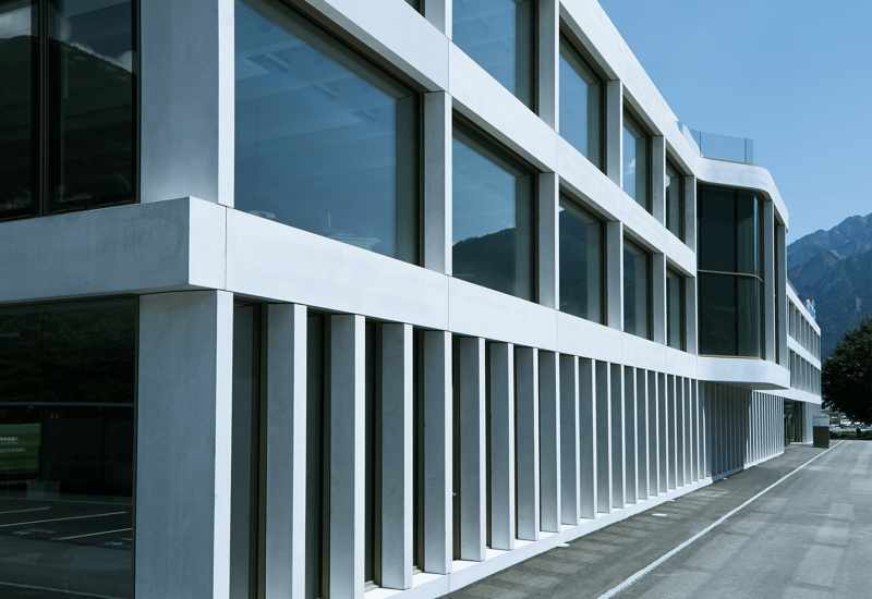 Bis zu 20 m lange Träger und 14 Tonnen schwere Elemente in Kombination mit runden, auskragenden Trägern und vorgespannten Decken in Sichtbeton sulserag_elemente_Stützen_Deckenelemente_Fassadenelemente_schalungsglatt_medienhaus_somedia_chur_4.jpg