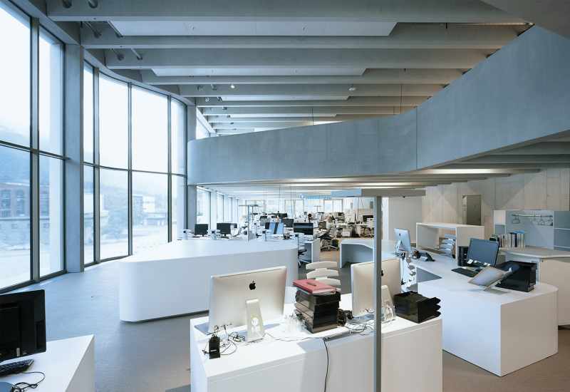 Stützenfreie Innenräume und offene Leitungsführung für durchgehend flexible Anpassungen an künftige Nutzungsbedürfnisse sulserag_elemente_Stützen_Deckenelemente_Fassadenelemente_schalungsglatt_medienhaus_somedia_chur_4.jpg