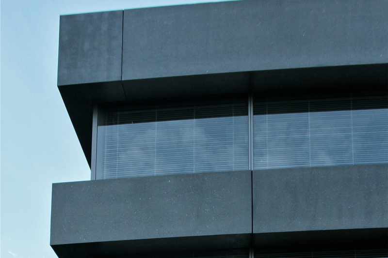 Horizontale Schichtung aus opakten Bändern sulsertotal_Fassadenelemente_Sichtbeton_innovationscenter_hilti_ag_schaan_2.jpg